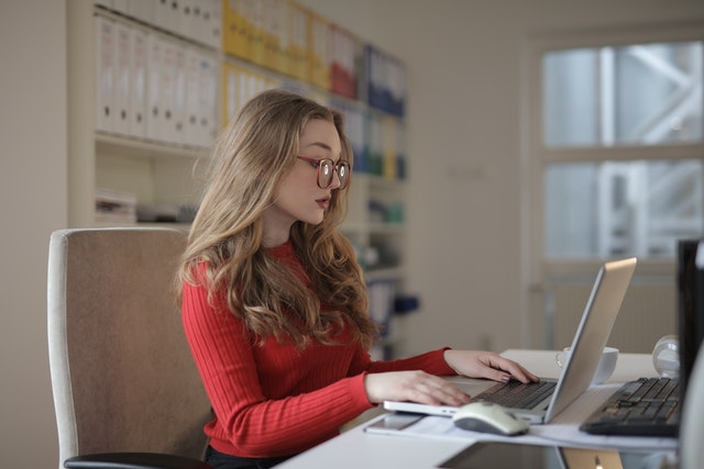 Pourquoi opter pour un bureau réglable en hauteur ?