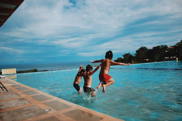 Construire le paradis aquatique : Les etapes essentielles de l’installation de votre piscine